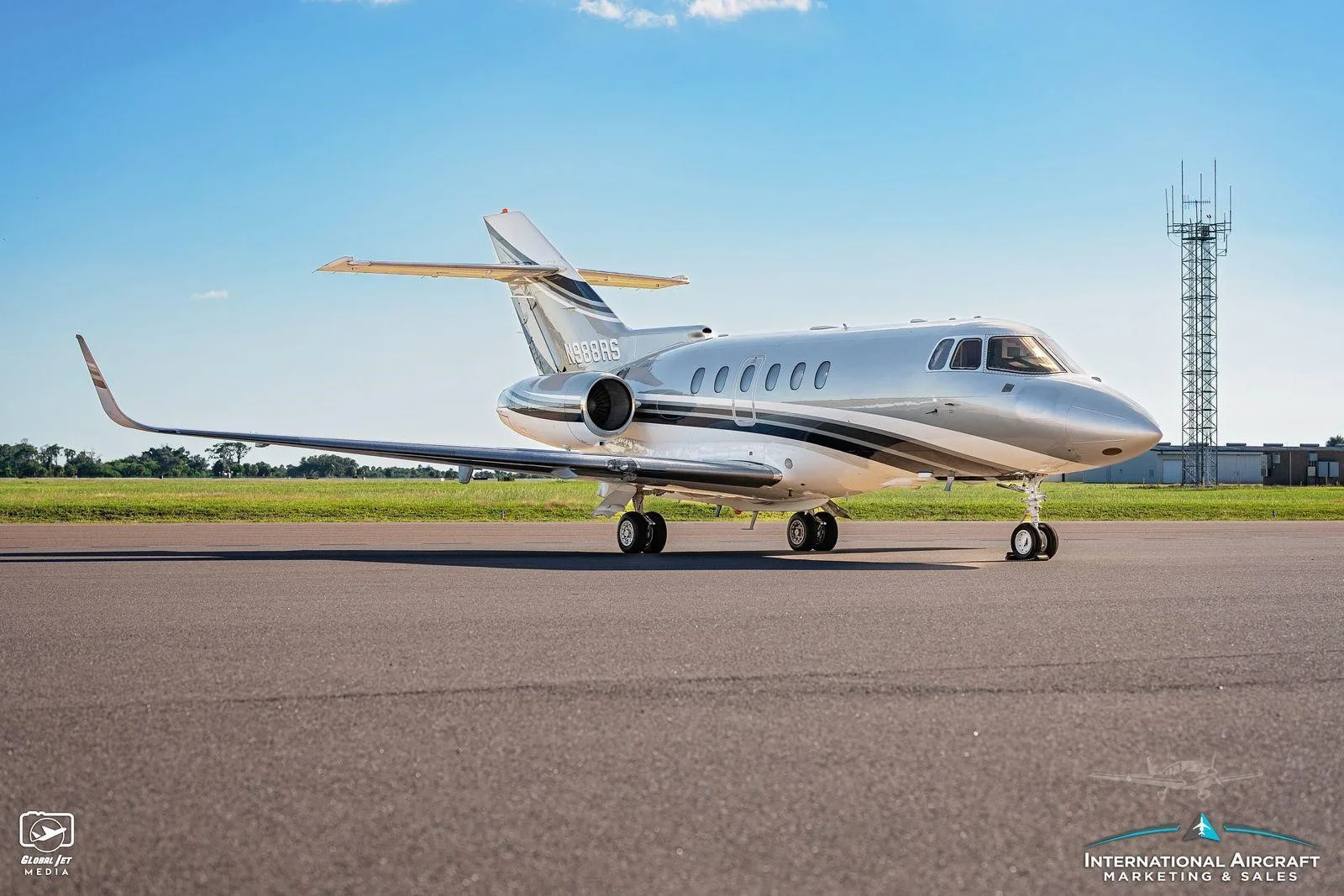 Exterior view of a 2002 HAWKER 800XP, N988RS.