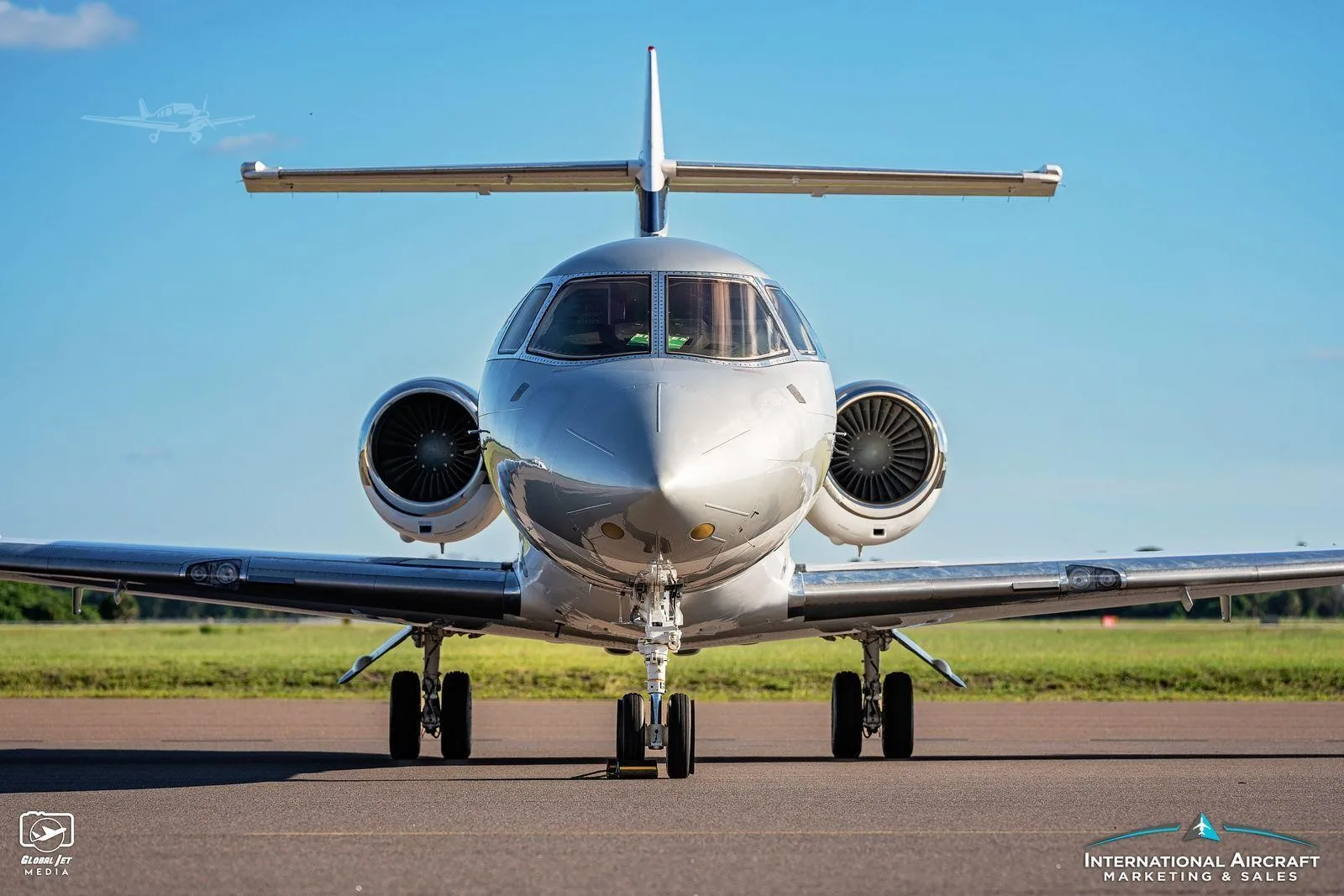 Exterior view of a 2002 HAWKER 800XP, N988RS.