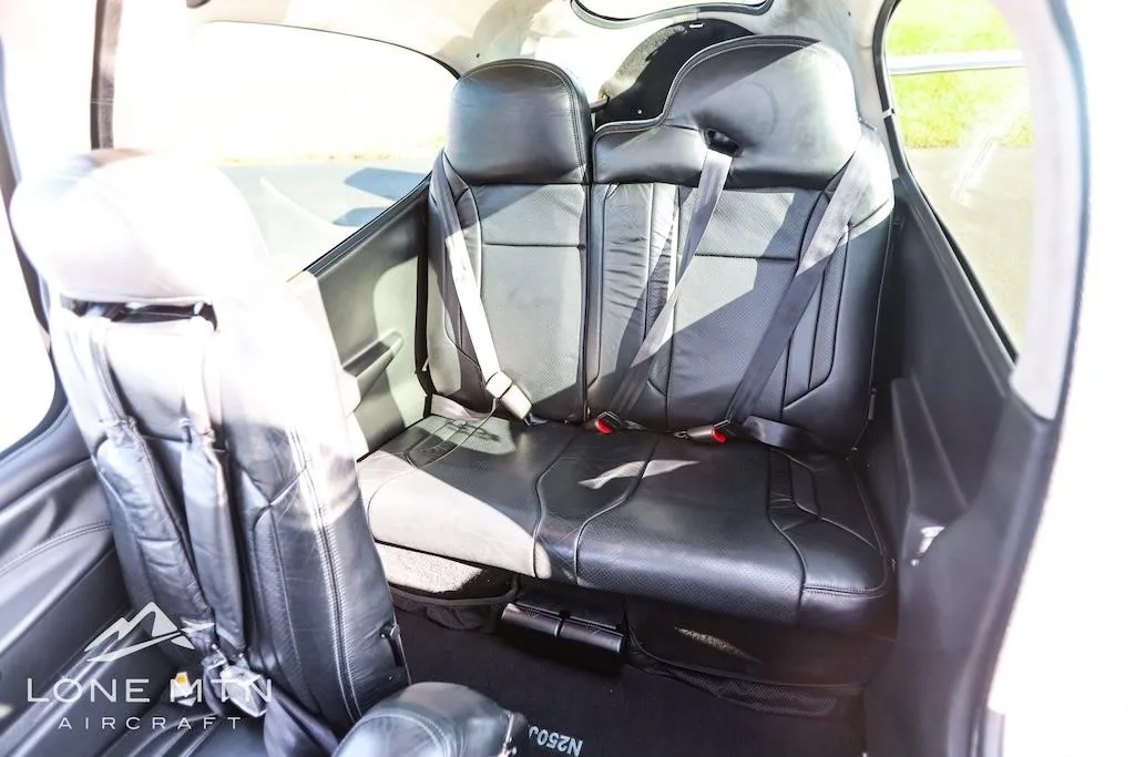 Cabin interior of a 2013 CIRRUS SR22-G5.