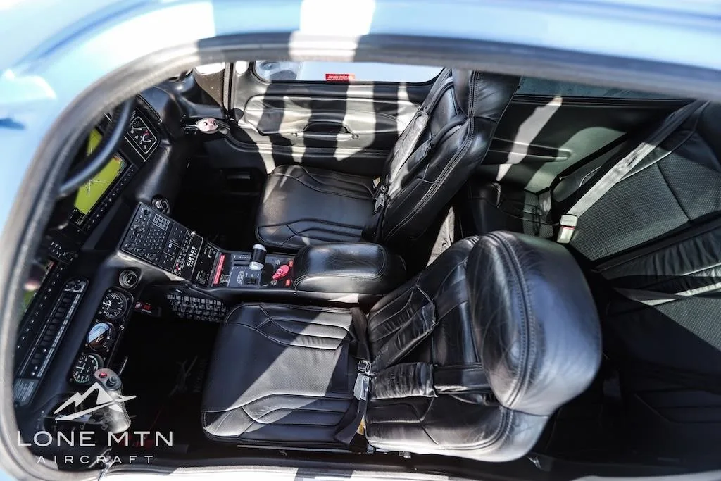 Cabin interior of a 2013 CIRRUS SR22-G5.