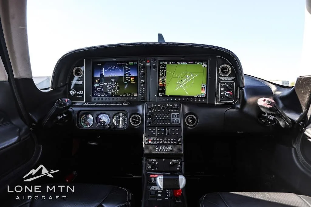 Cockpit and instrument panel of a 2013 CIRRUS SR22-G5.