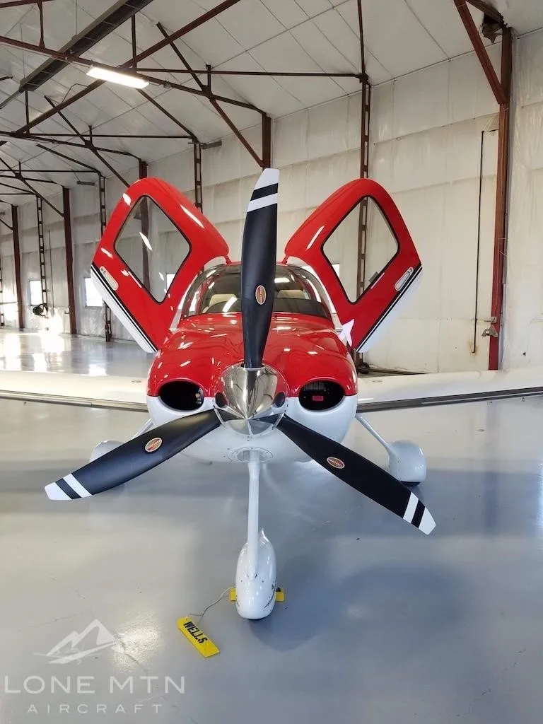 Exterior view of a 2017 CIRRUS SR22-G6, N955JW.