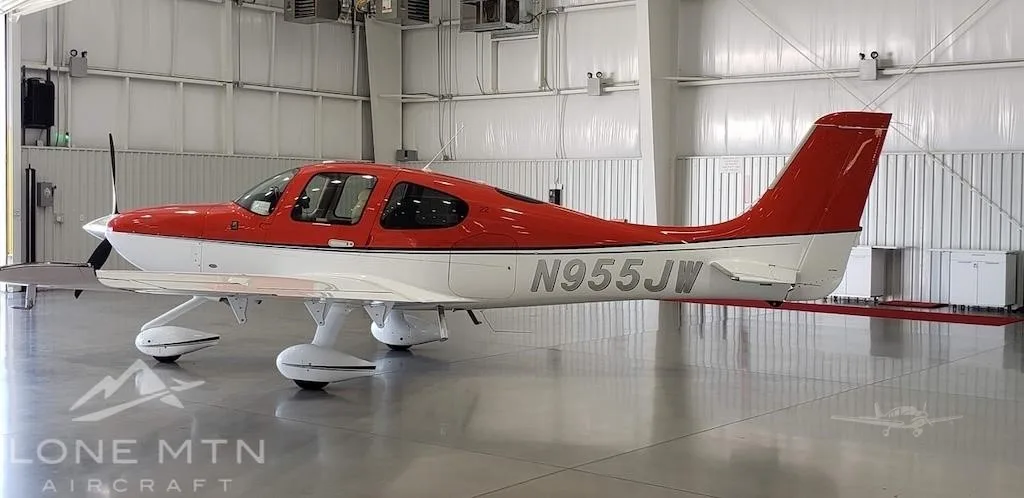 Exterior view of a 2017 CIRRUS SR22-G6, N955JW.