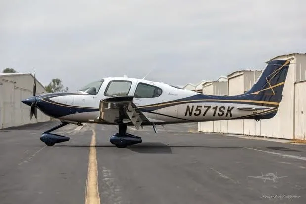 Exterior view of a 2018 CIRRUS SR22-G6 TURBO, N571SK.