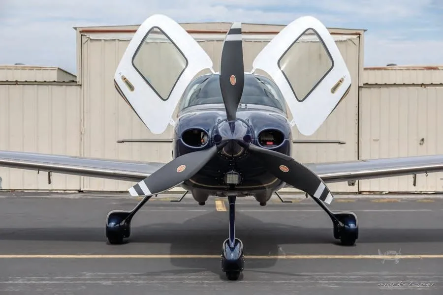 Exterior view of a 2018 CIRRUS SR22-G6 TURBO, N571SK.