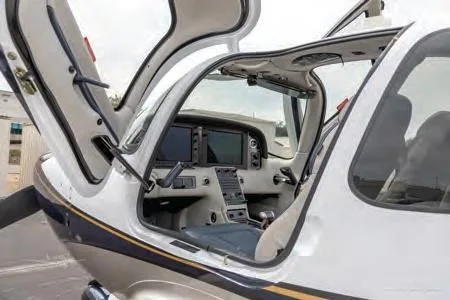 Cockpit and instrument panel of a 2018 CIRRUS SR22-G6 TURBO.