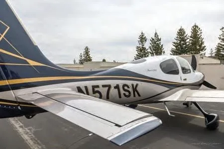 Exterior view of a 2018 CIRRUS SR22-G6 TURBO, N571SK.