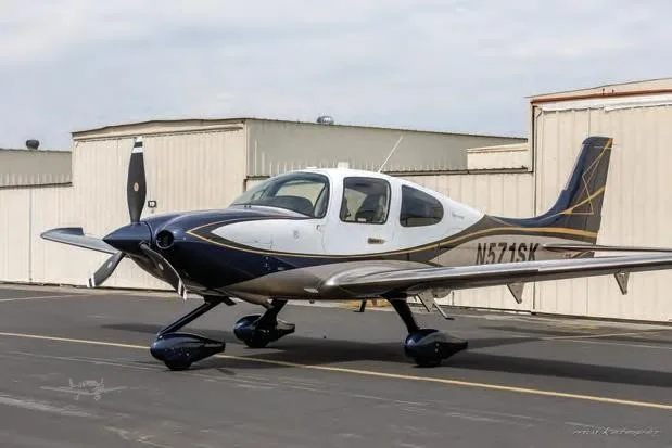Exterior view of a 2018 CIRRUS SR22-G6 TURBO, N571SK.