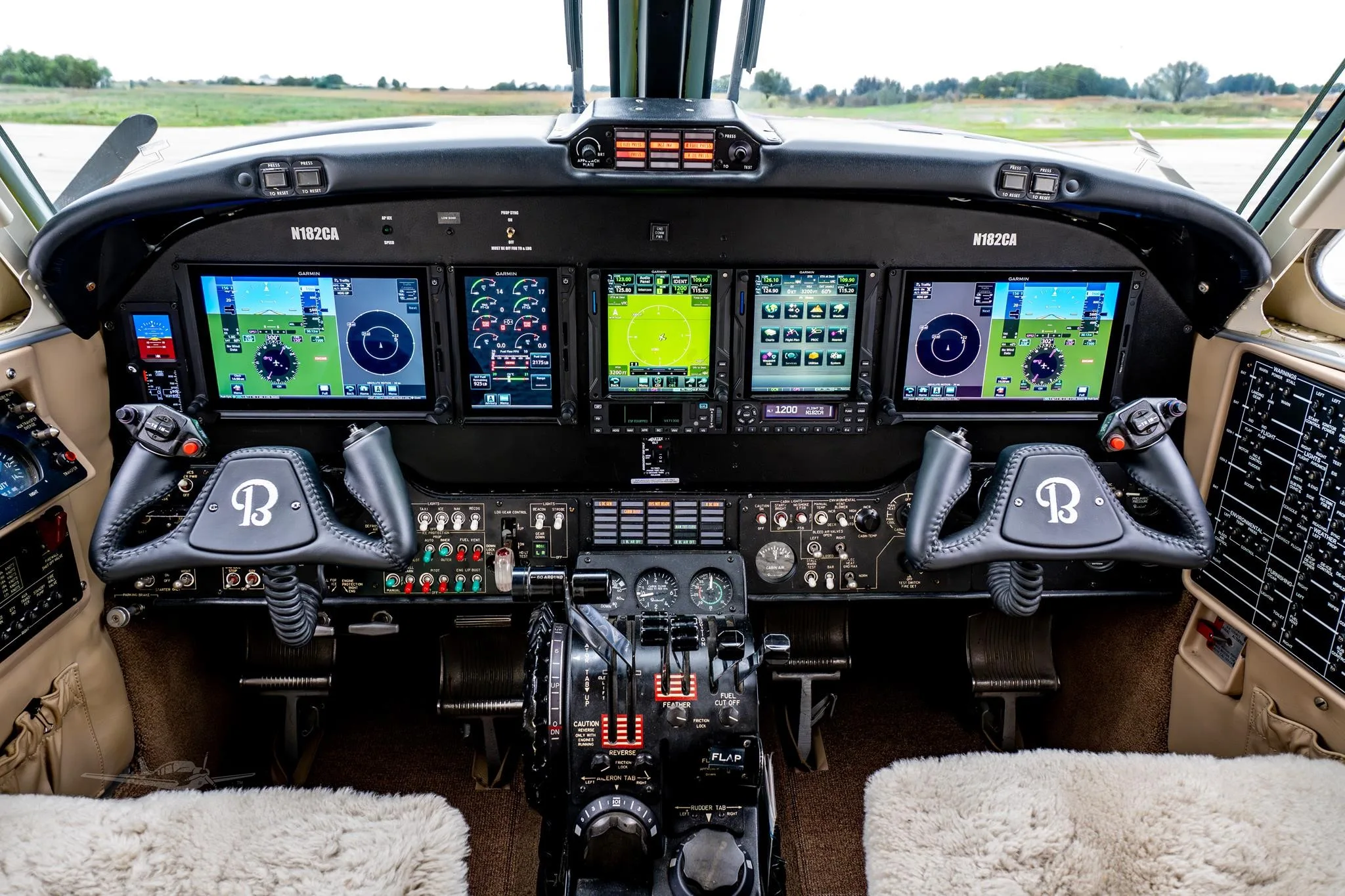 Cockpit and instrument panel of a 1981 BEECHCRAFT KING AIR F90.