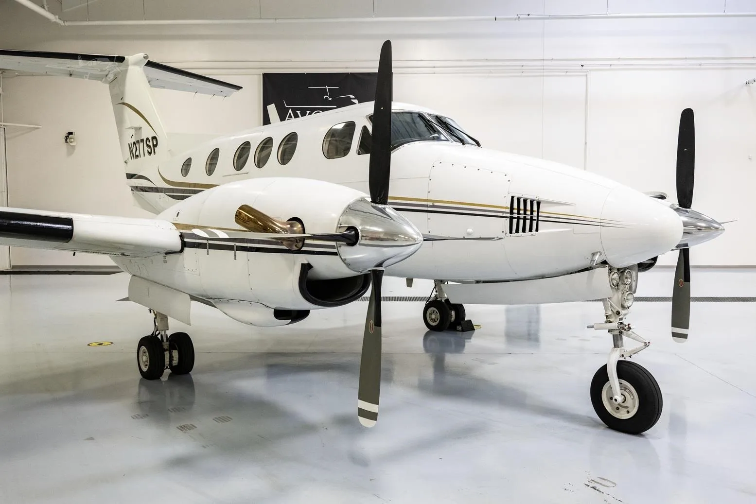 Exterior view of a 1980 BEECHCRAFT KING AIR F90, N277SP.