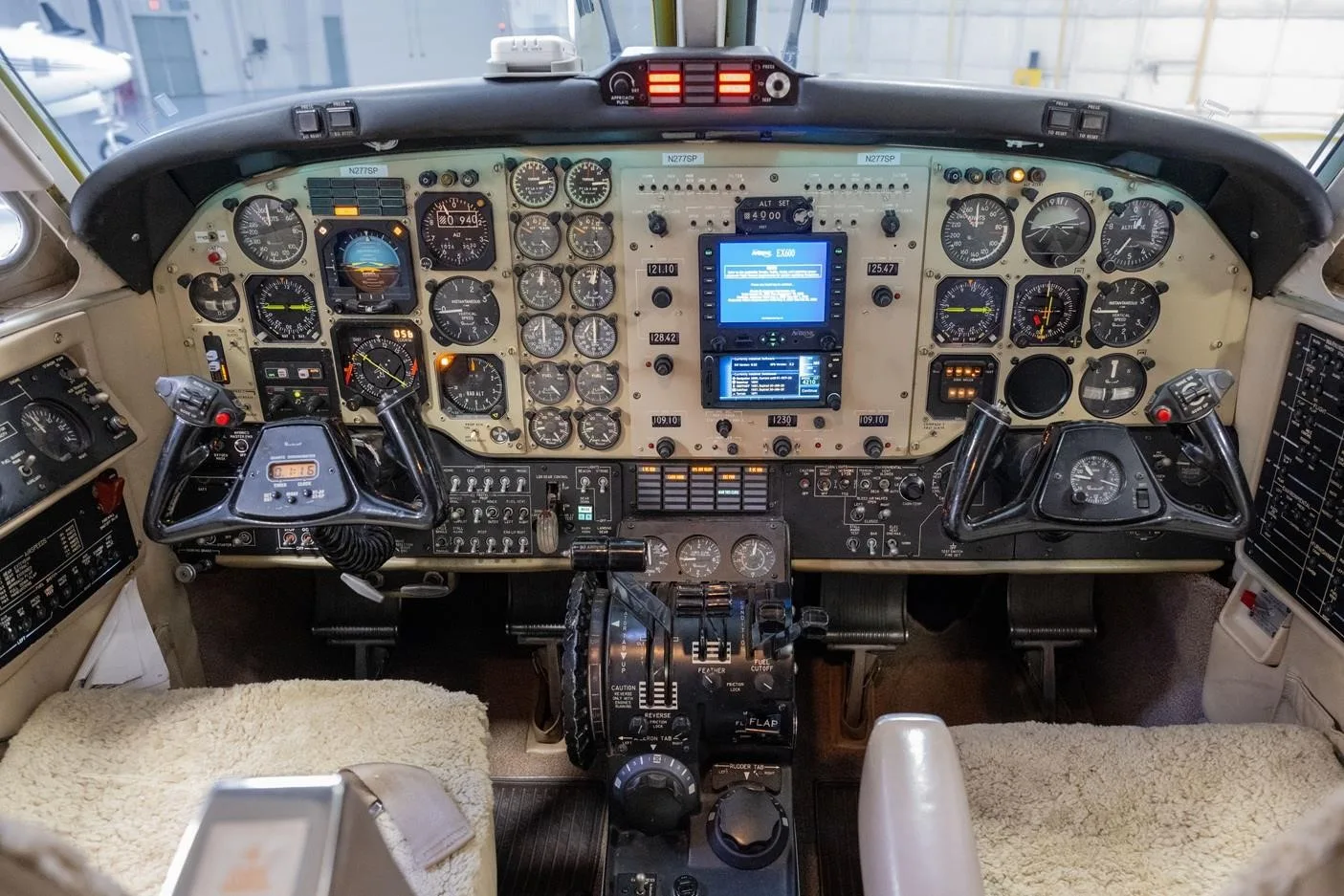 Cockpit and instrument panel of a 1980 BEECHCRAFT KING AIR F90.