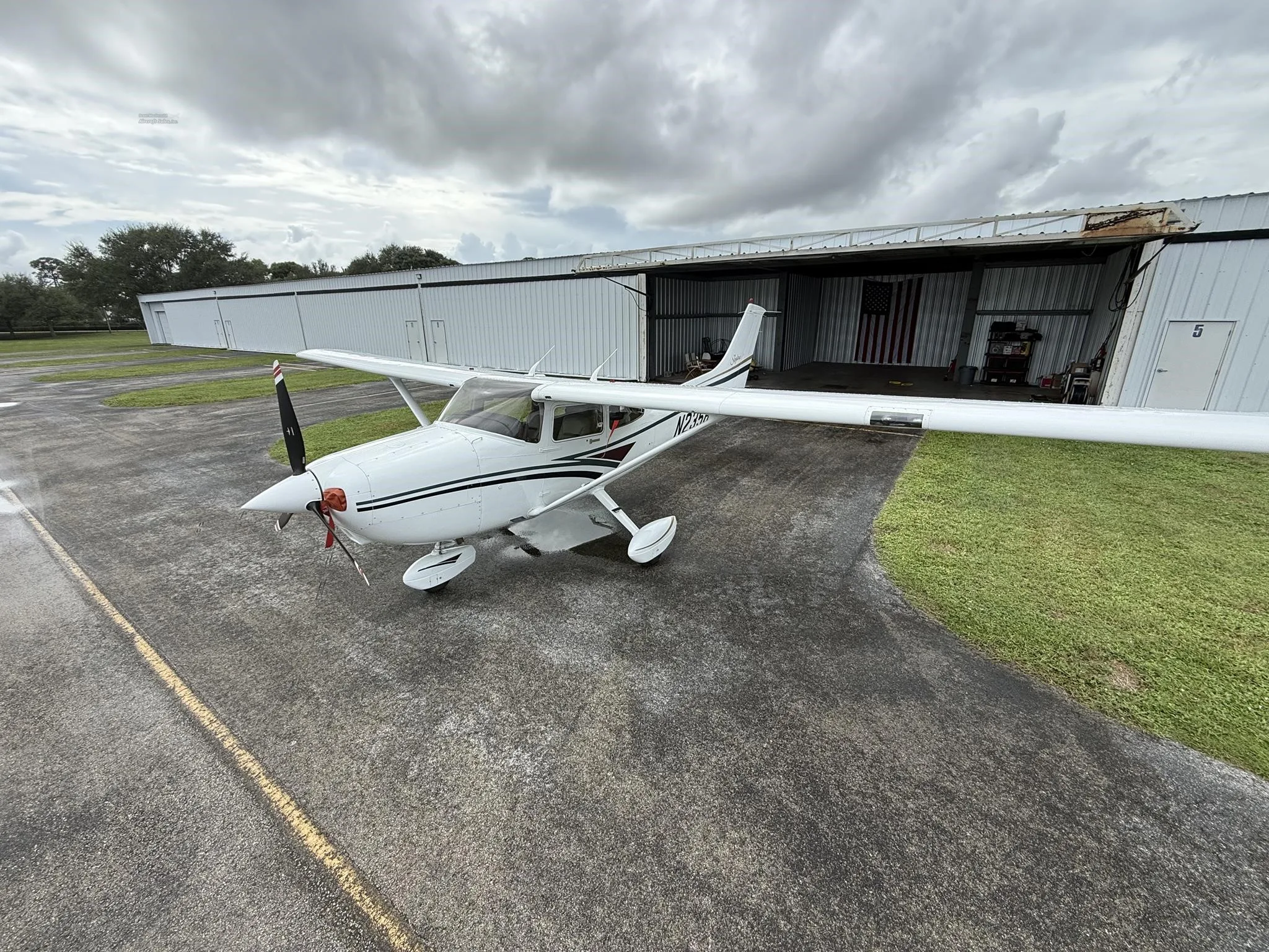 Exterior view of a 1999 CESSNA 182S SKYLANE, N2356E.