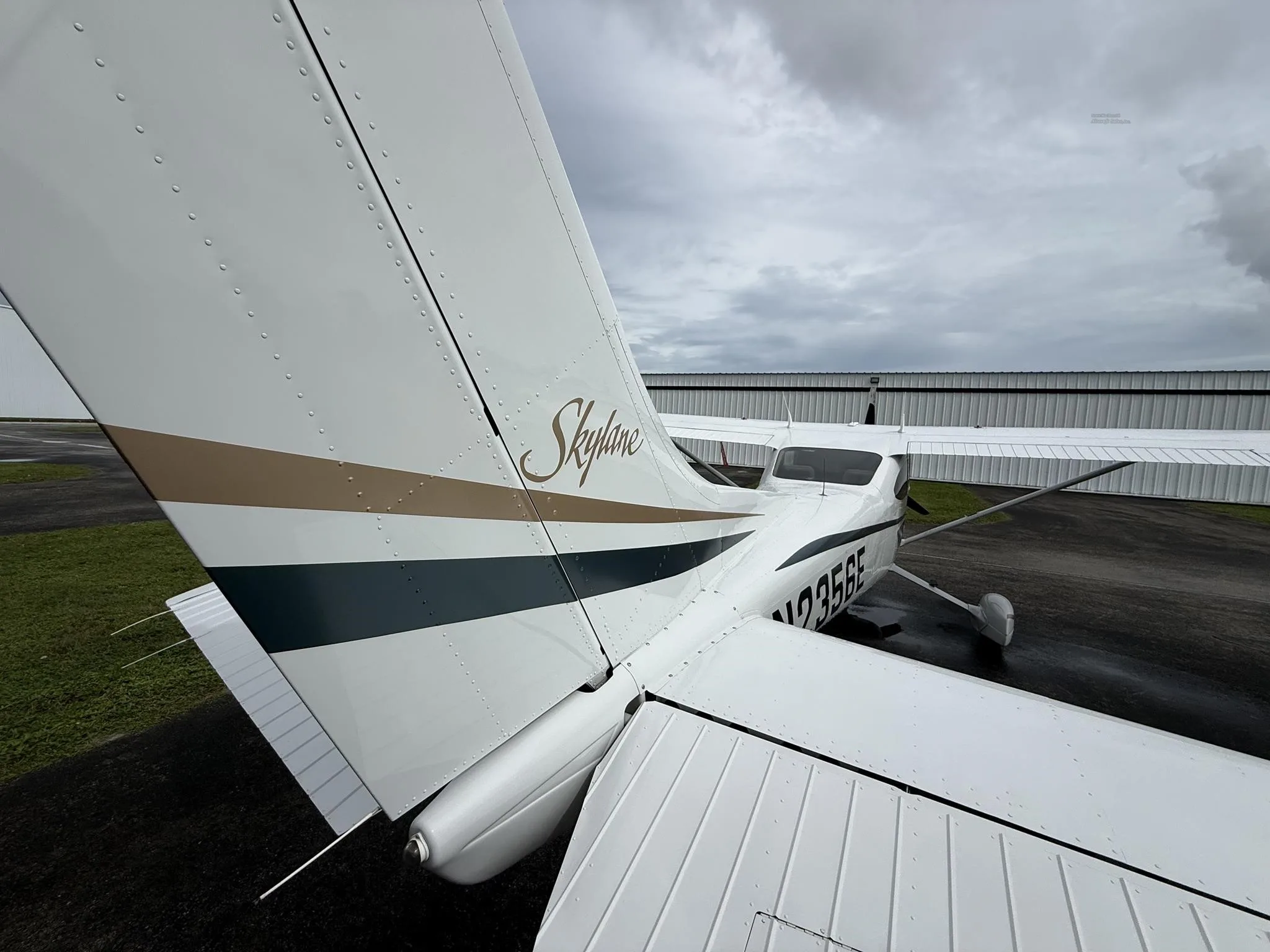 Exterior view of a 1999 CESSNA 182S SKYLANE, N2356E.