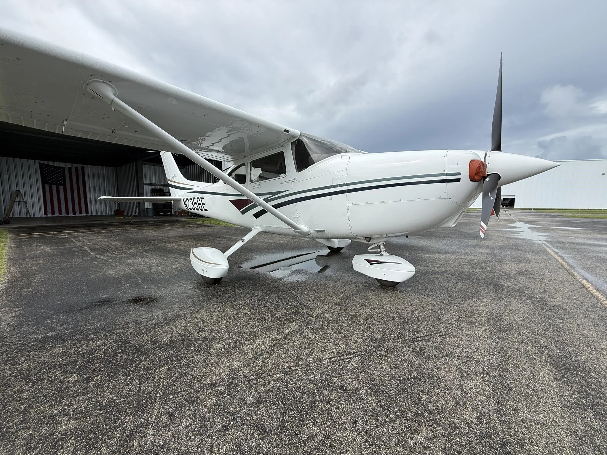 Exterior view of a 1999 CESSNA 182S SKYLANE, N2356E.