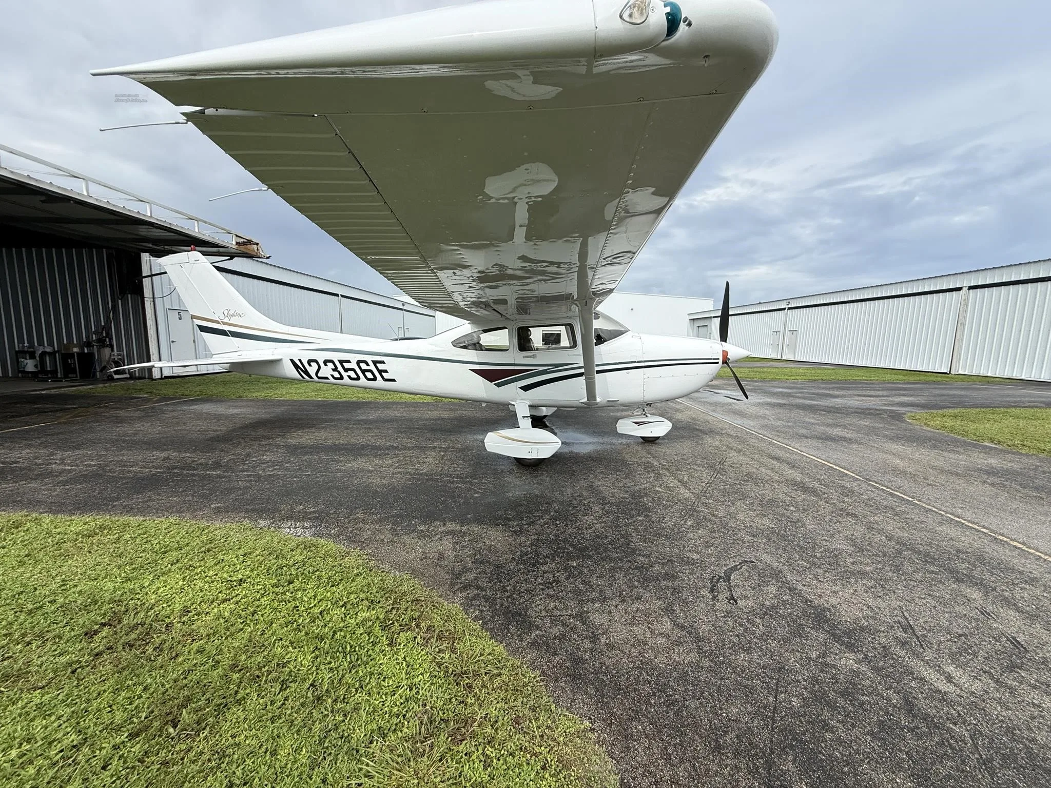 Exterior view of a 1999 CESSNA 182S SKYLANE, N2356E.