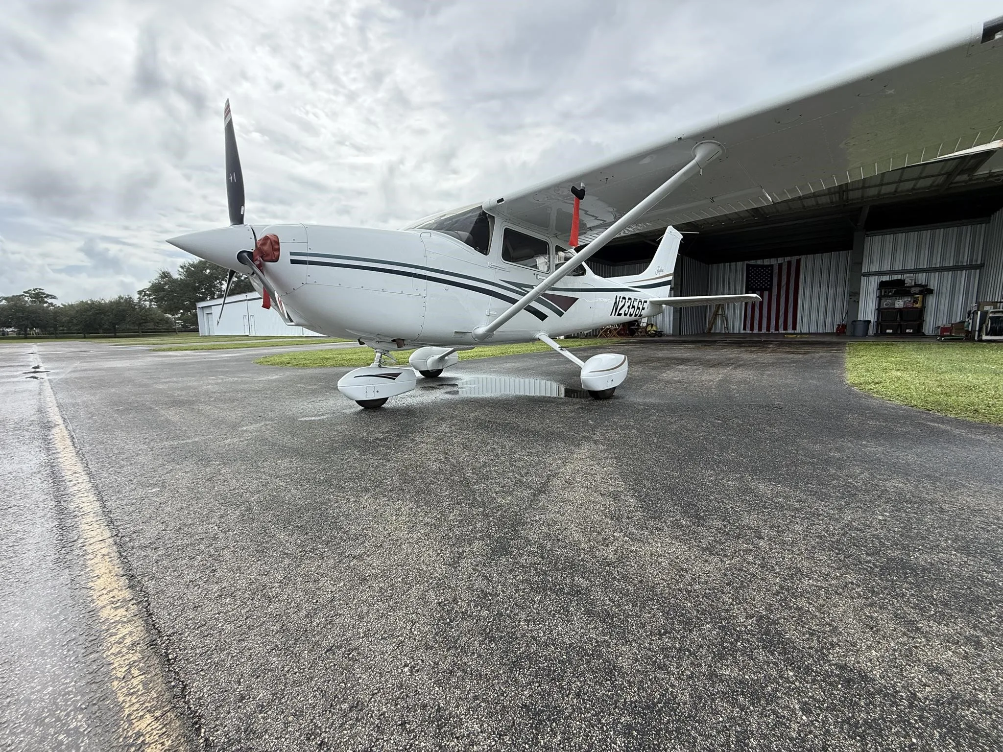 Exterior view of a 1999 CESSNA 182S SKYLANE, N2356E.
