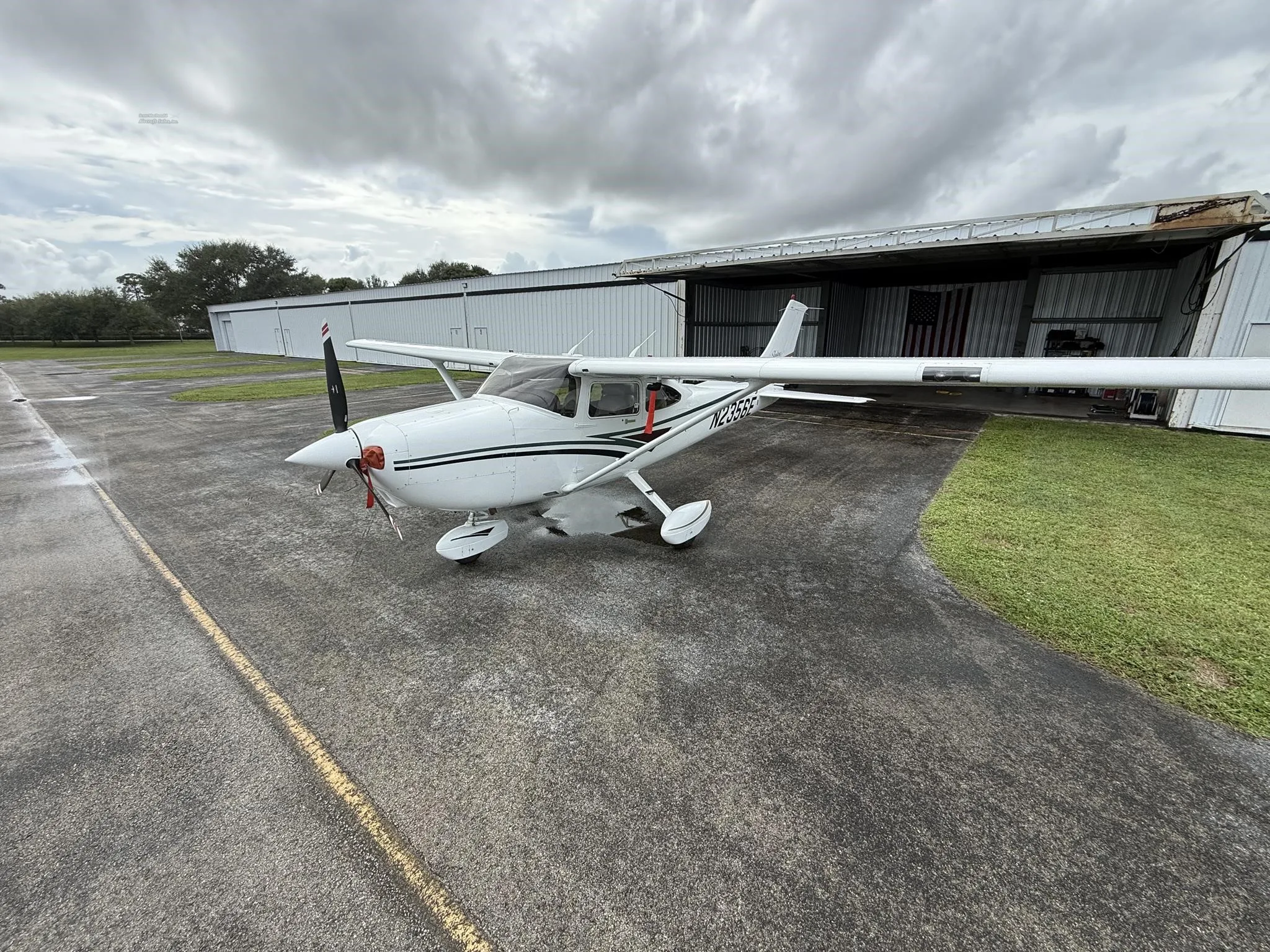 Exterior view of a 1999 CESSNA 182S SKYLANE, N2356E.