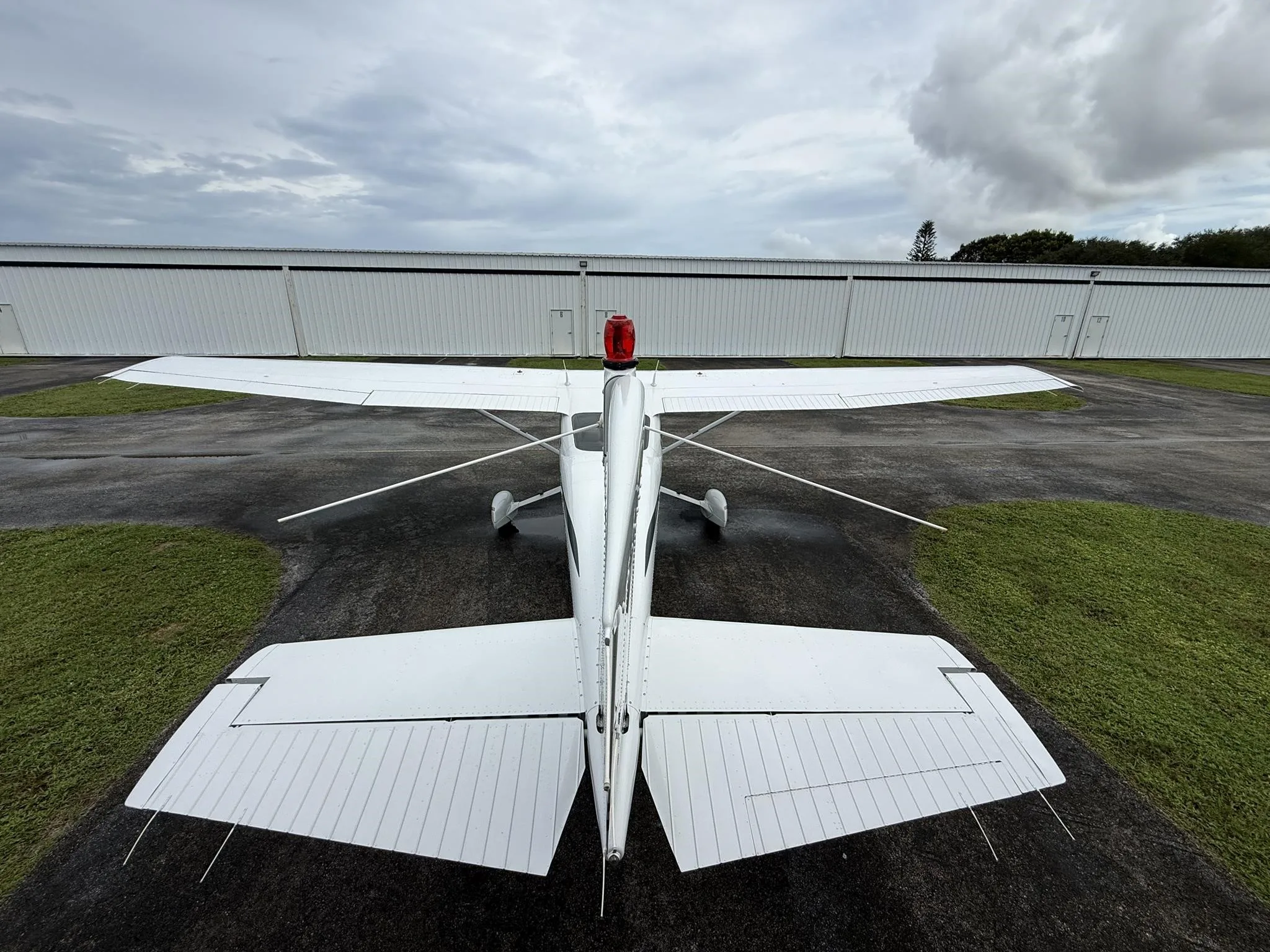 Exterior view of a 1999 CESSNA 182S SKYLANE, N2356E.