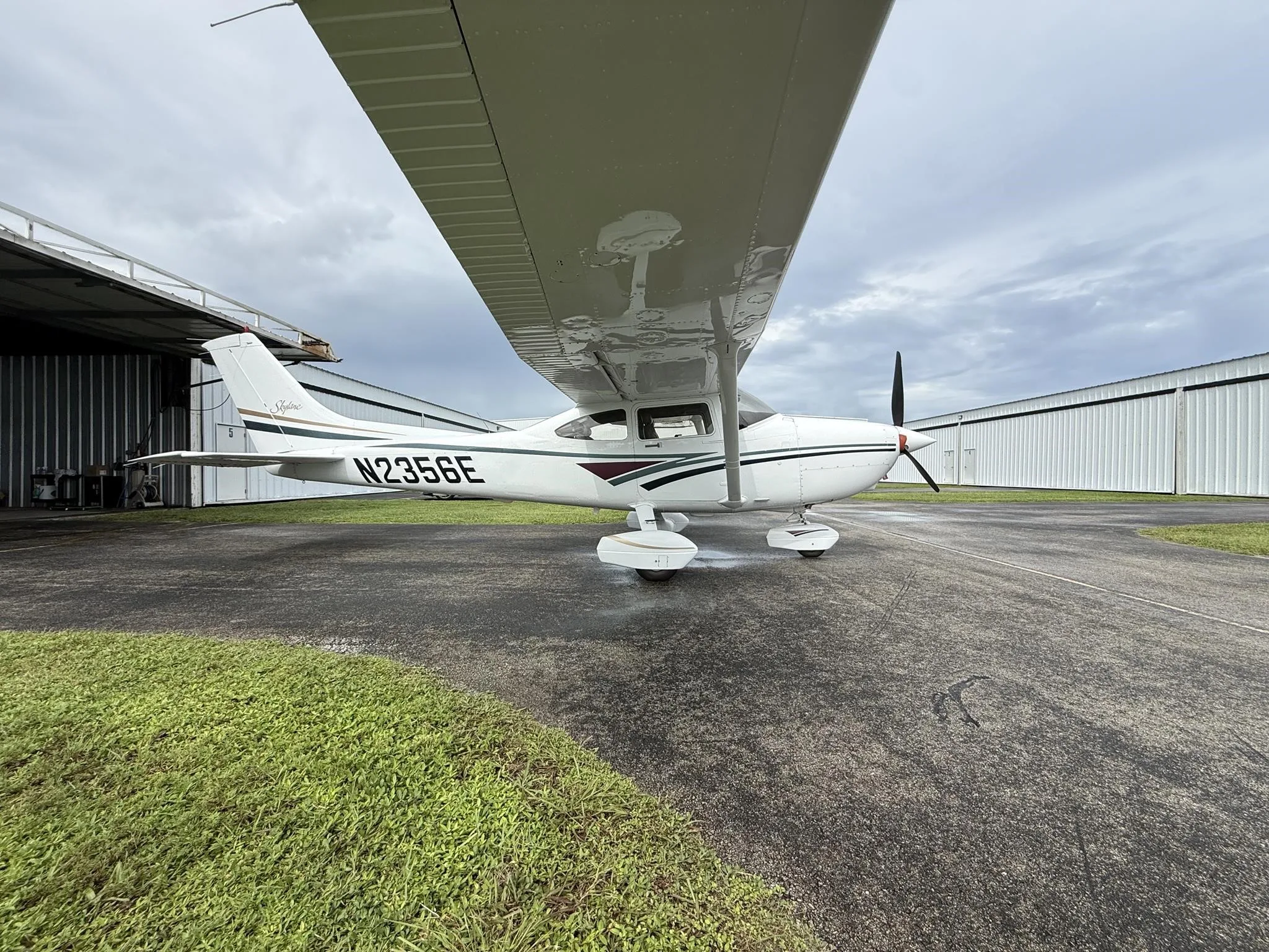 Exterior view of a 1999 CESSNA 182S SKYLANE, N2356E.