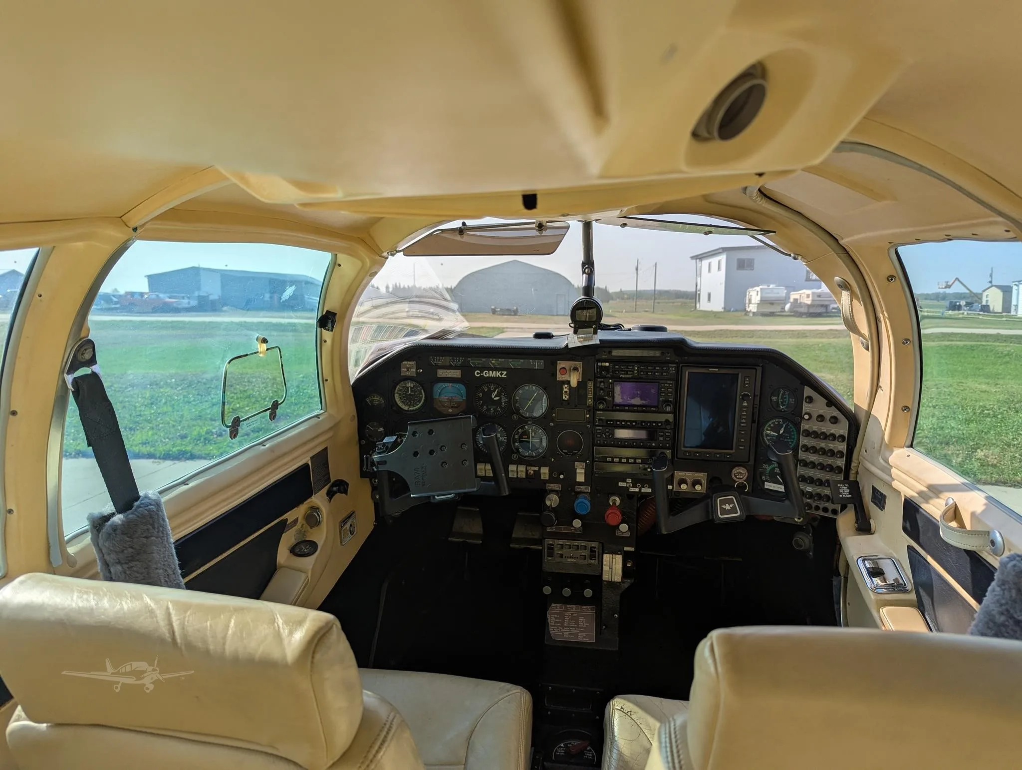 Cockpit and instrument panel of a 1979 MOONEY M20K 231.