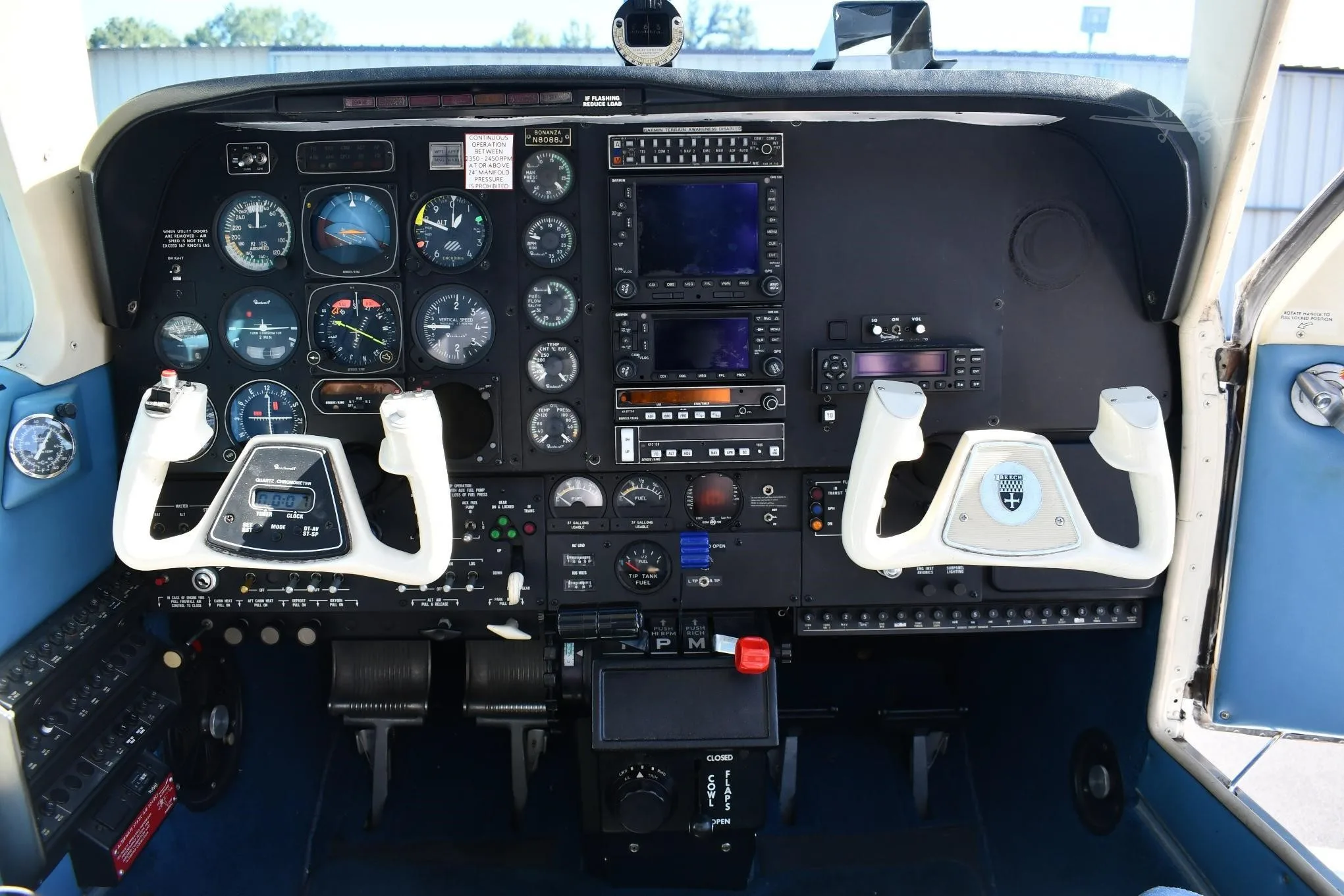 Cockpit and instrument panel of a 1990 BEECHCRAFT A36 BONANZA.