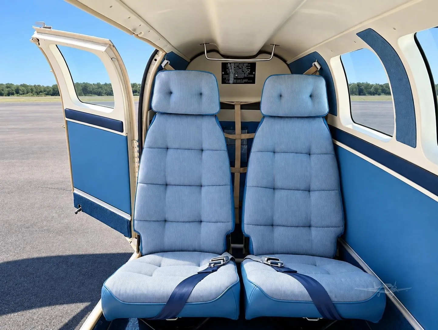 Cabin interior of a 1990 BEECHCRAFT A36 BONANZA.