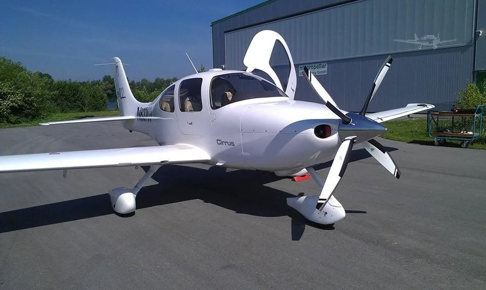 Exterior view of a 2002 CIRRUS SR22, N827CD.