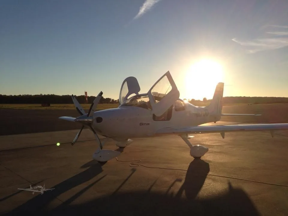 Exterior view of a 2002 CIRRUS SR22, N827CD.