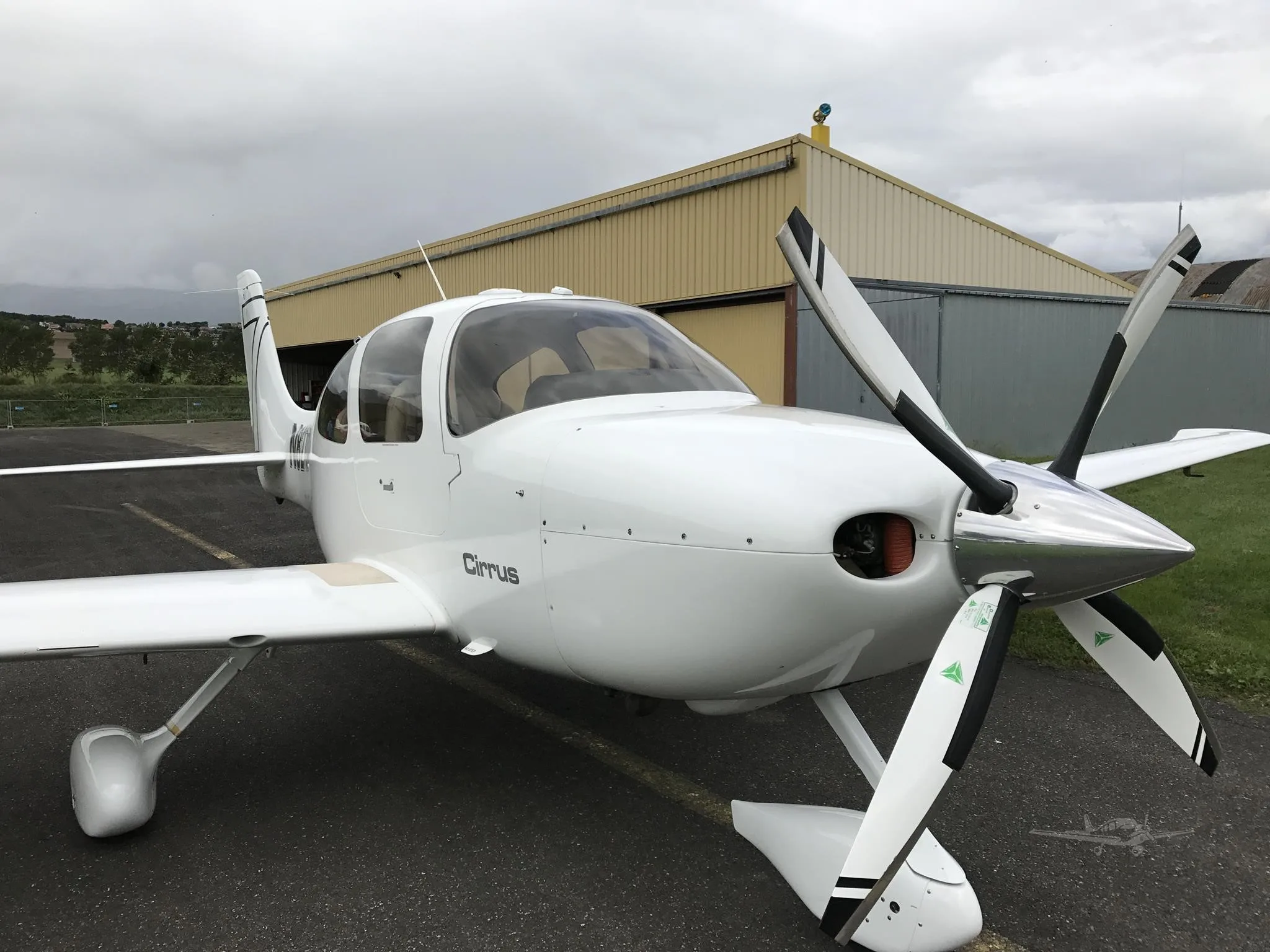 Exterior view of a 2002 CIRRUS SR22, N827CD.