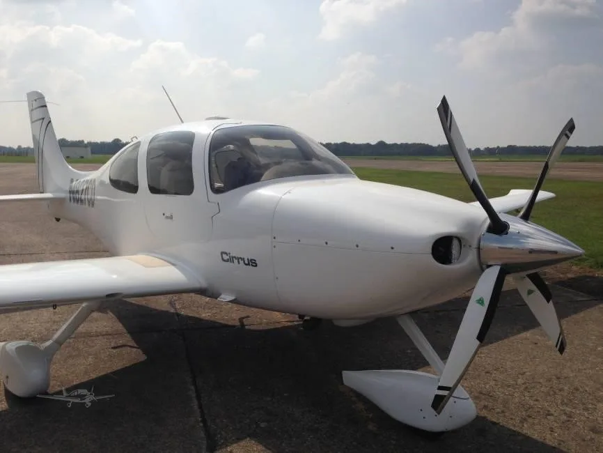 Exterior view of a 2002 CIRRUS SR22, N827CD.