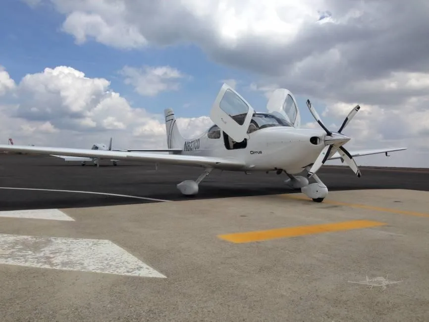 Exterior view of a 2002 CIRRUS SR22, N827CD.