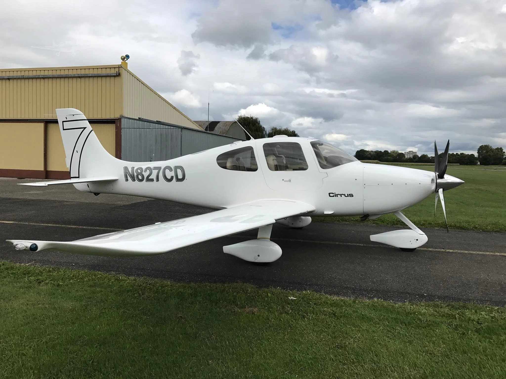 Exterior view of a 2002 CIRRUS SR22, N827CD.