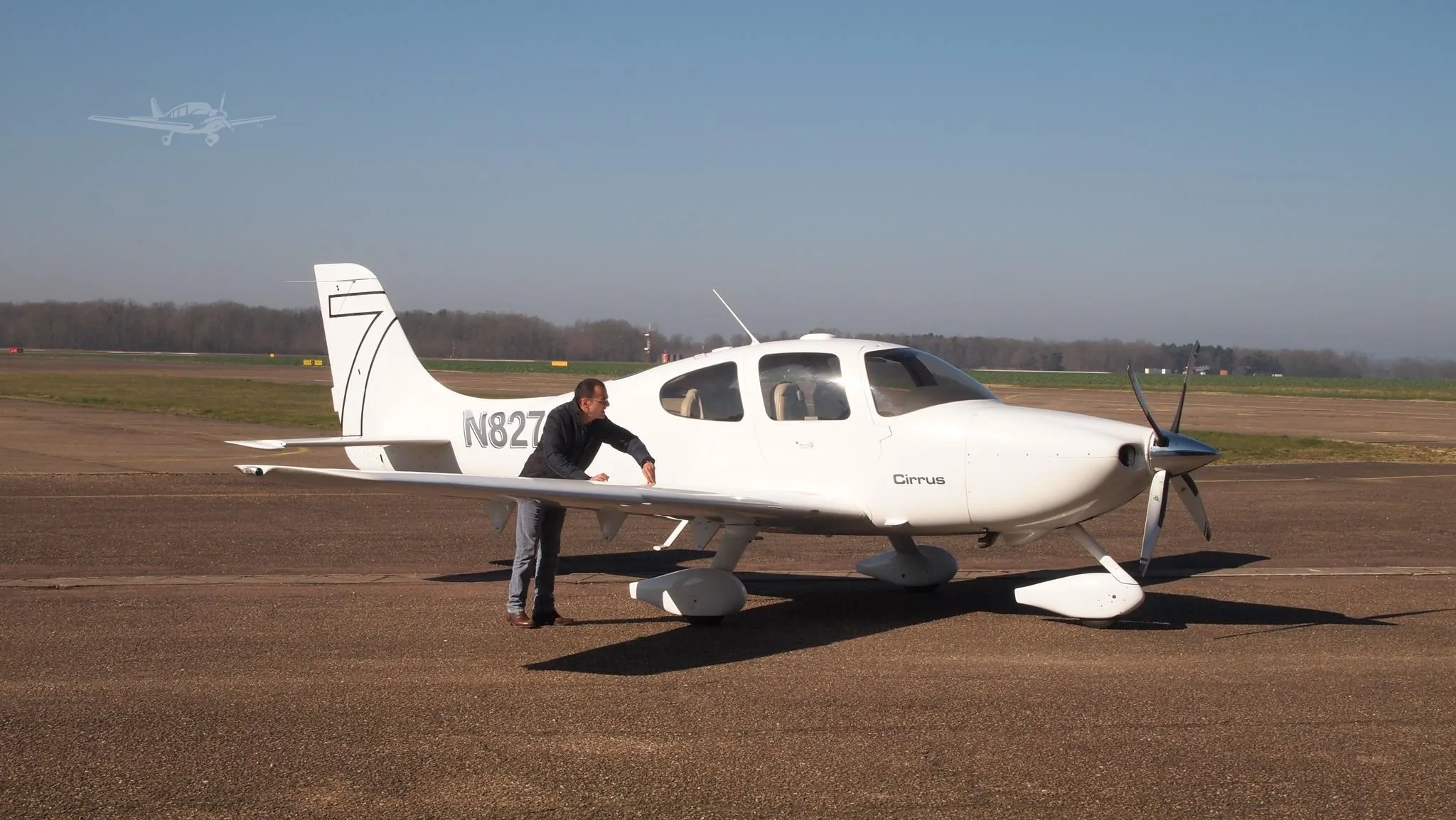Exterior view of a 2002 CIRRUS SR22, N827CD.