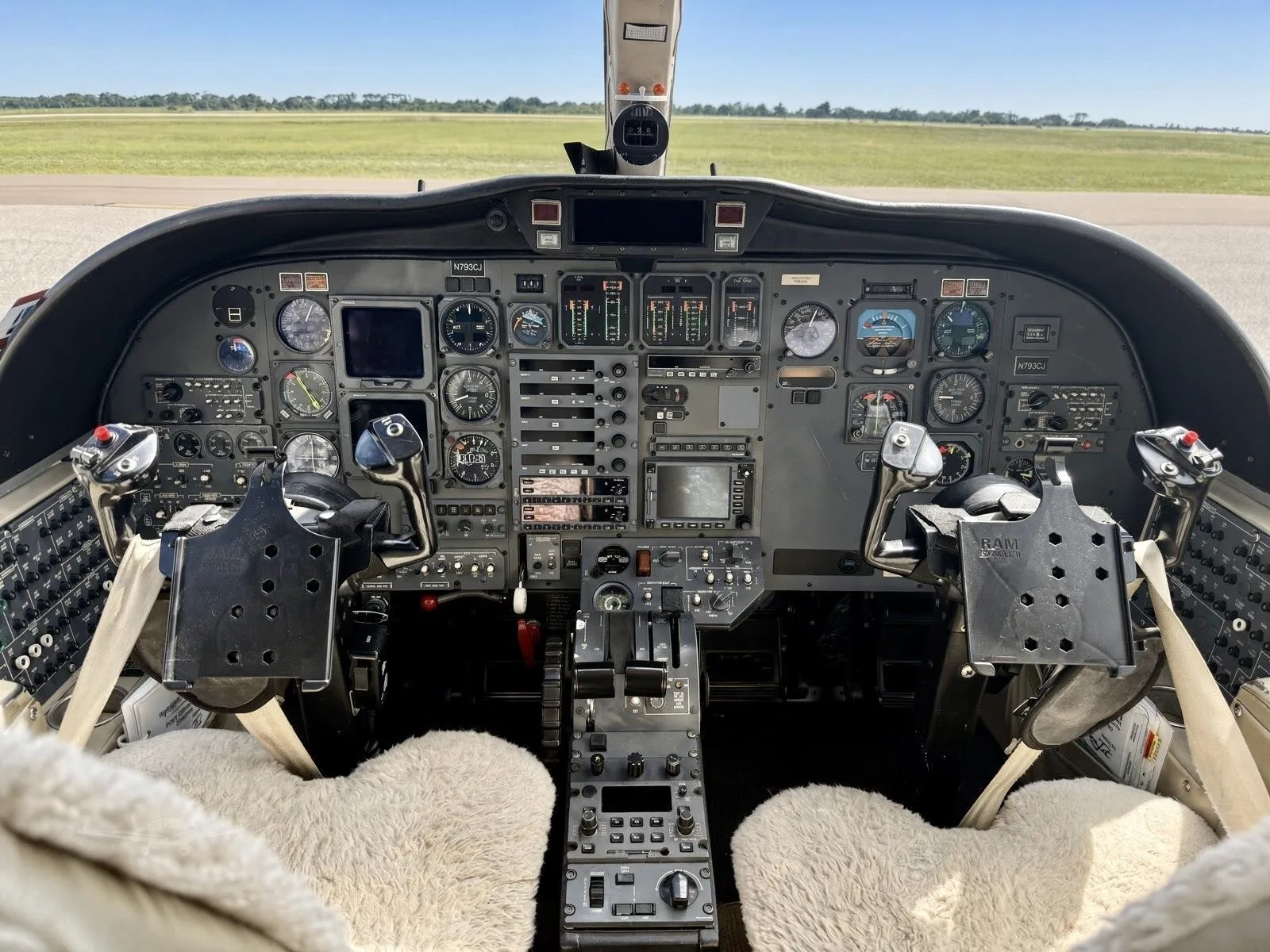 Cockpit and instrument panel of a 1993 CESSNA CITATION JET.