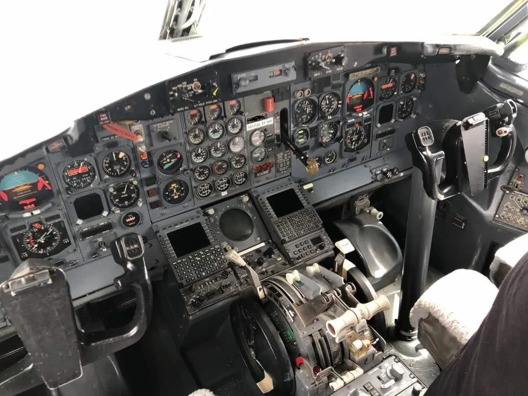Cockpit and instrument panel of a 1976 BOEING 727-200 SUPER27.