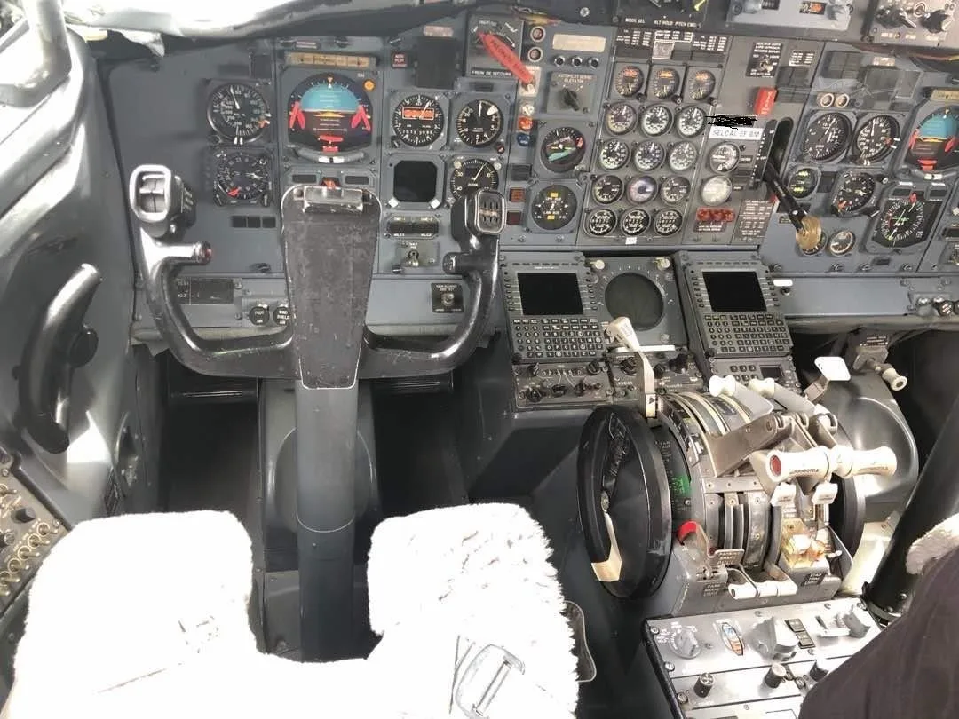Cockpit and instrument panel of a 1976 BOEING 727-200 SUPER27.