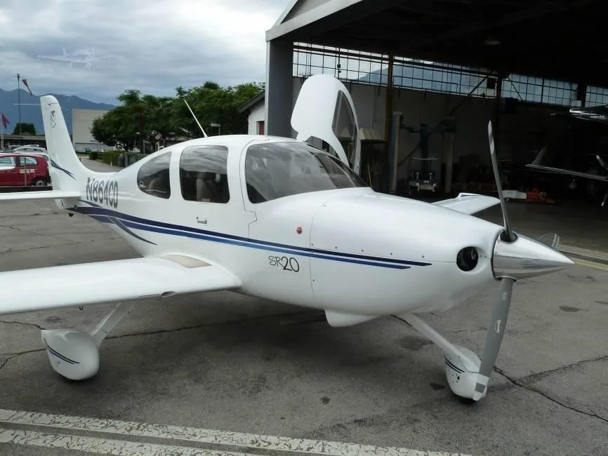 Exterior view of a 2002 CIRRUS SR20, N864CD.