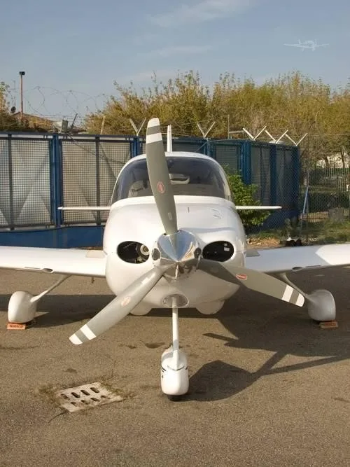 Exterior view of a 2002 CIRRUS SR20, N864CD.