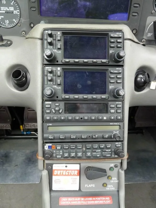 Avionics suite of a 2002 CIRRUS SR20.