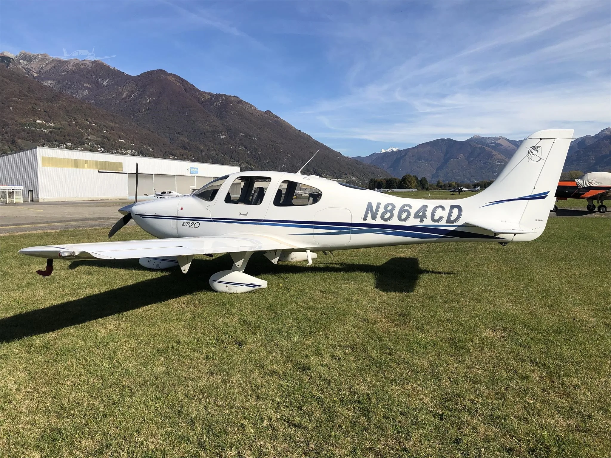 Exterior view of a 2002 CIRRUS SR20, N864CD.
