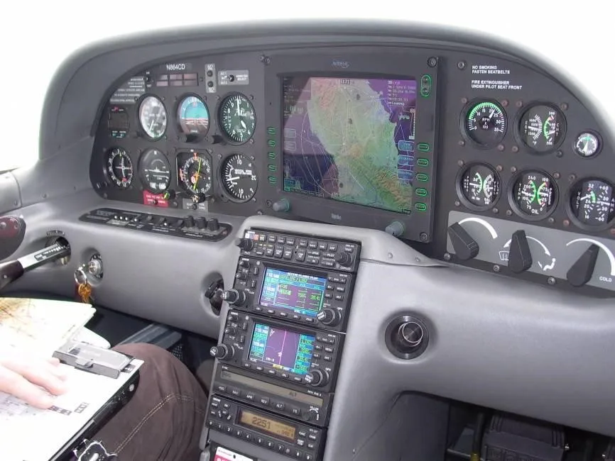 Cockpit and instrument panel of a 2002 CIRRUS SR20.