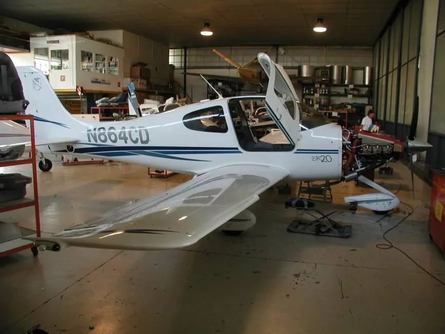 Exterior view of a 2002 CIRRUS SR20, N864CD.