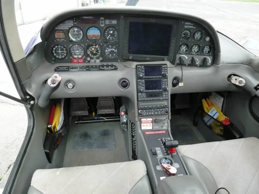 Cockpit and instrument panel of a 2002 CIRRUS SR20.