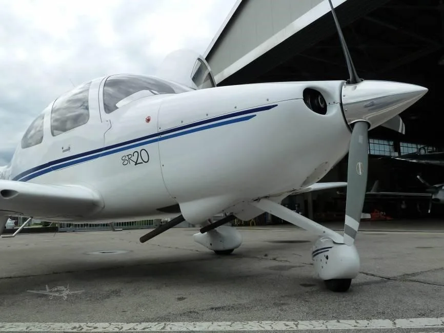 Exterior view of a 2002 CIRRUS SR20, N864CD.