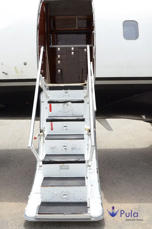 Exterior view of a 1992 Bombardier CHALLENGER 601-3A/ER, N64JS.