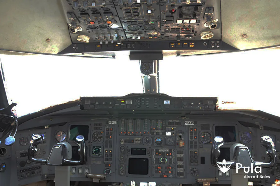 Cockpit and instrument panel of a 1992 Bombardier CHALLENGER 601-3A/ER.