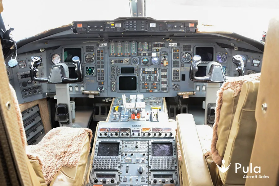 Cockpit and instrument panel of a 1992 Bombardier CHALLENGER 601-3A/ER.