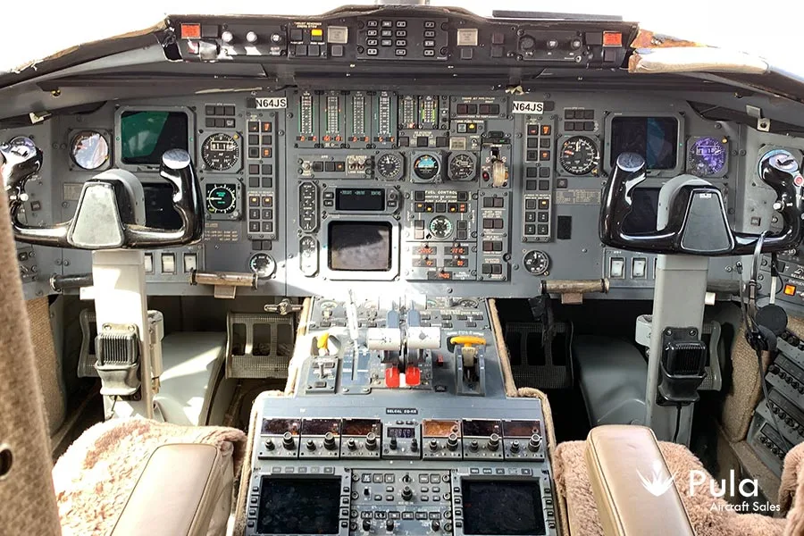 Cockpit and instrument panel of a 1992 Bombardier CHALLENGER 601-3A/ER.