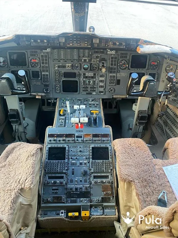 Cockpit and instrument panel of a 1992 Bombardier CHALLENGER 601-3A/ER.