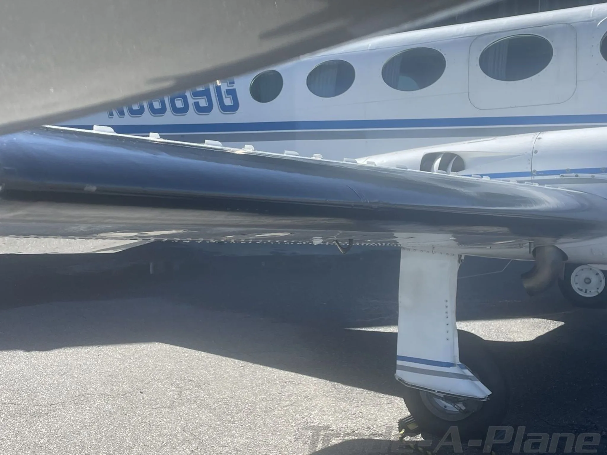 Exterior view of a 1977 CESSNA 340A, N8689G.